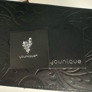 Younique MOODSTRUCK Pressed Shadow Single Compact (Shadows NOT included)
